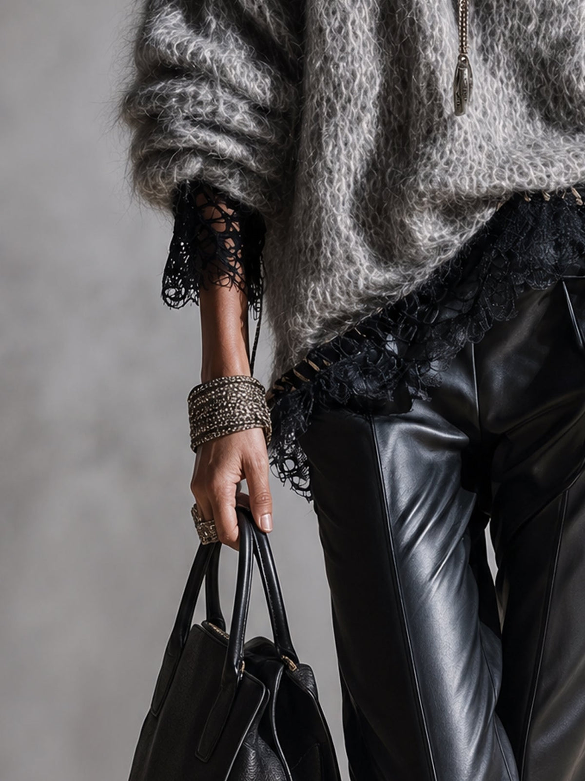 Pull gris en mohair avec dentelle