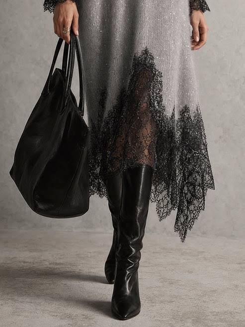 Robe mi-longue en maille brillante grise avec ourlet en dentelle