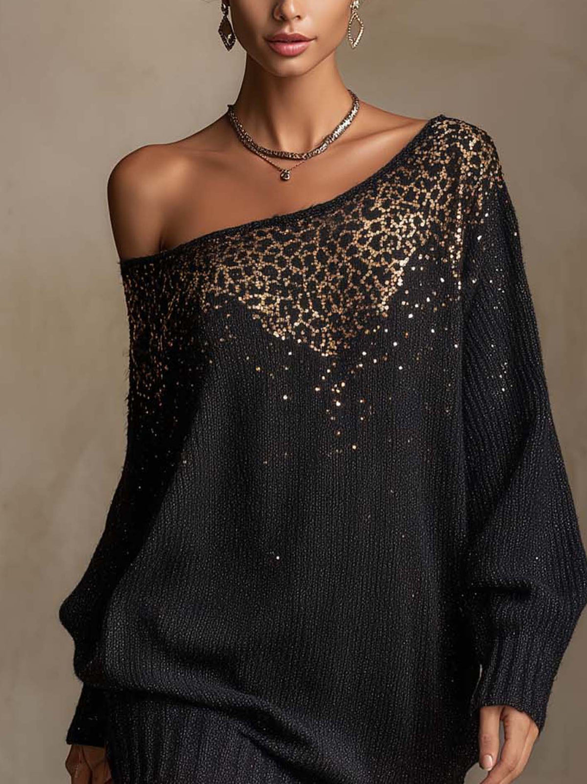 Robe courte noire asymétrique à motif léopard
