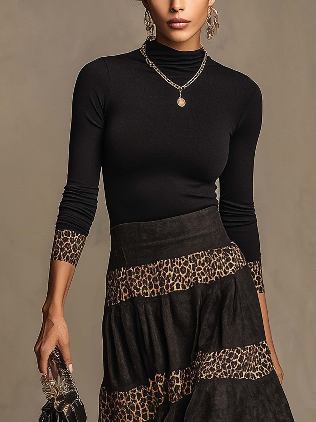 Ensemble t-shirt noir et jupe léopard