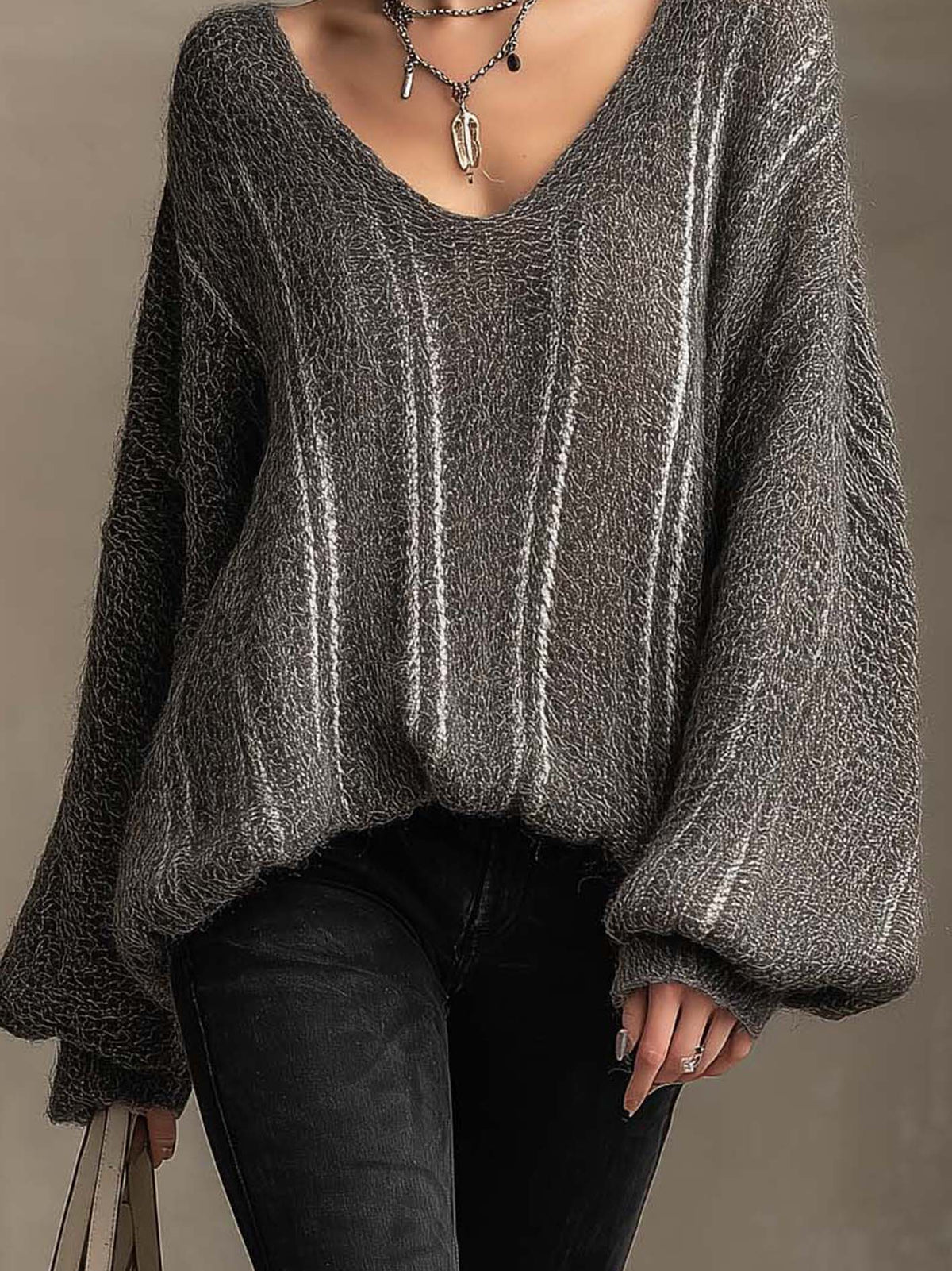 Suéter gris carbón afelpado cuello V