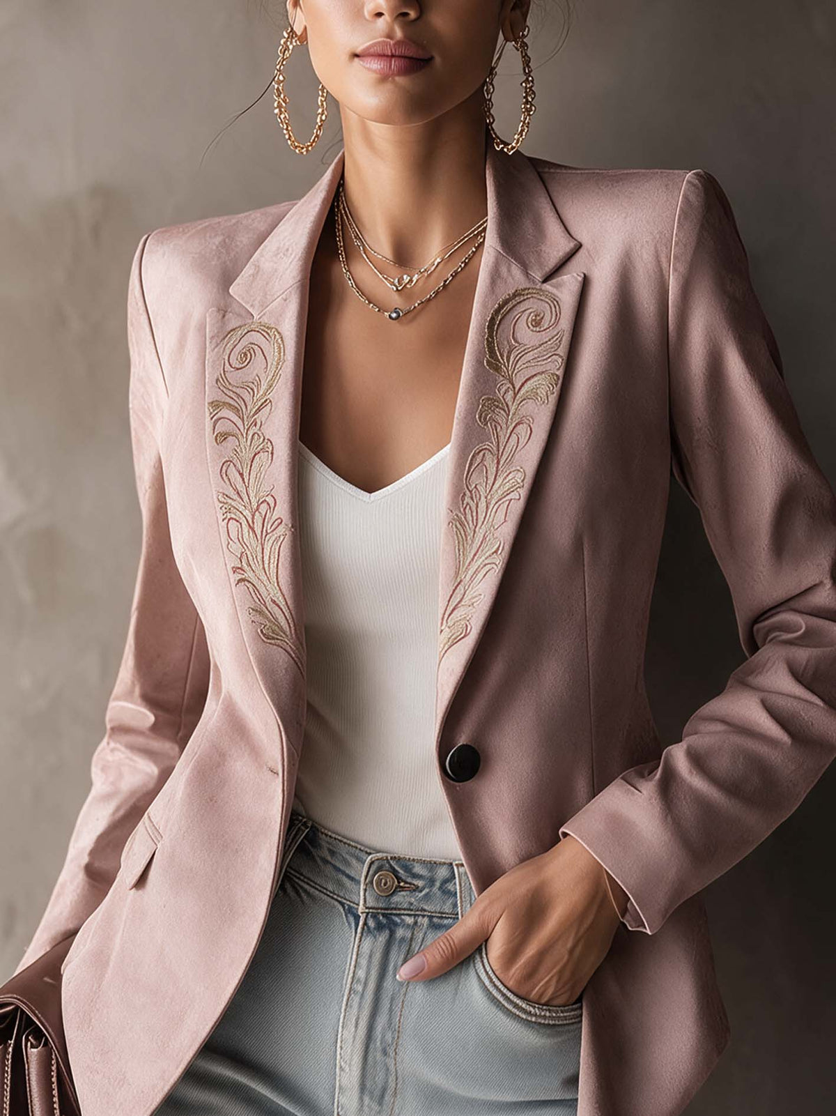 Blazer cintré rose poudré avec broderie