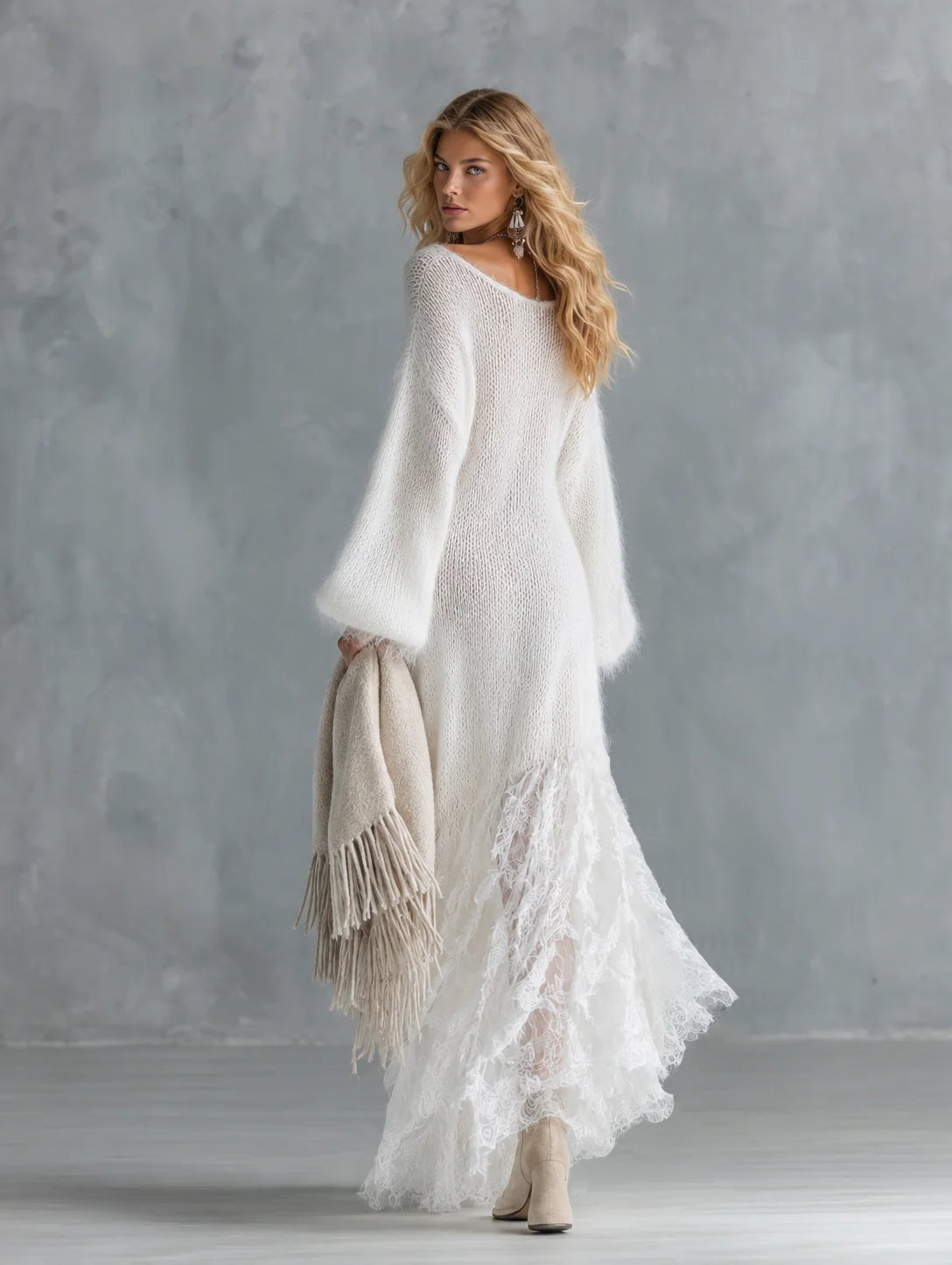 Robe longue blanche avec bas en dentelle