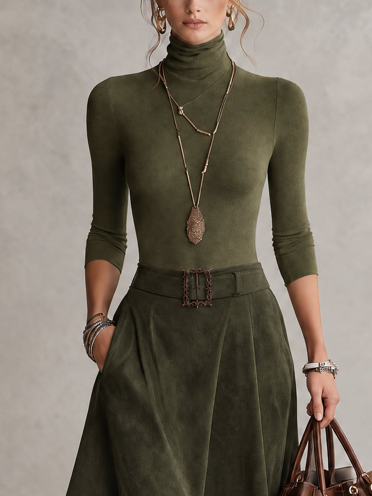 Ensemble composé d'un pull à col roulé extensible vert olive et d'une jupe asymétrique en suédine (avec ceinture)