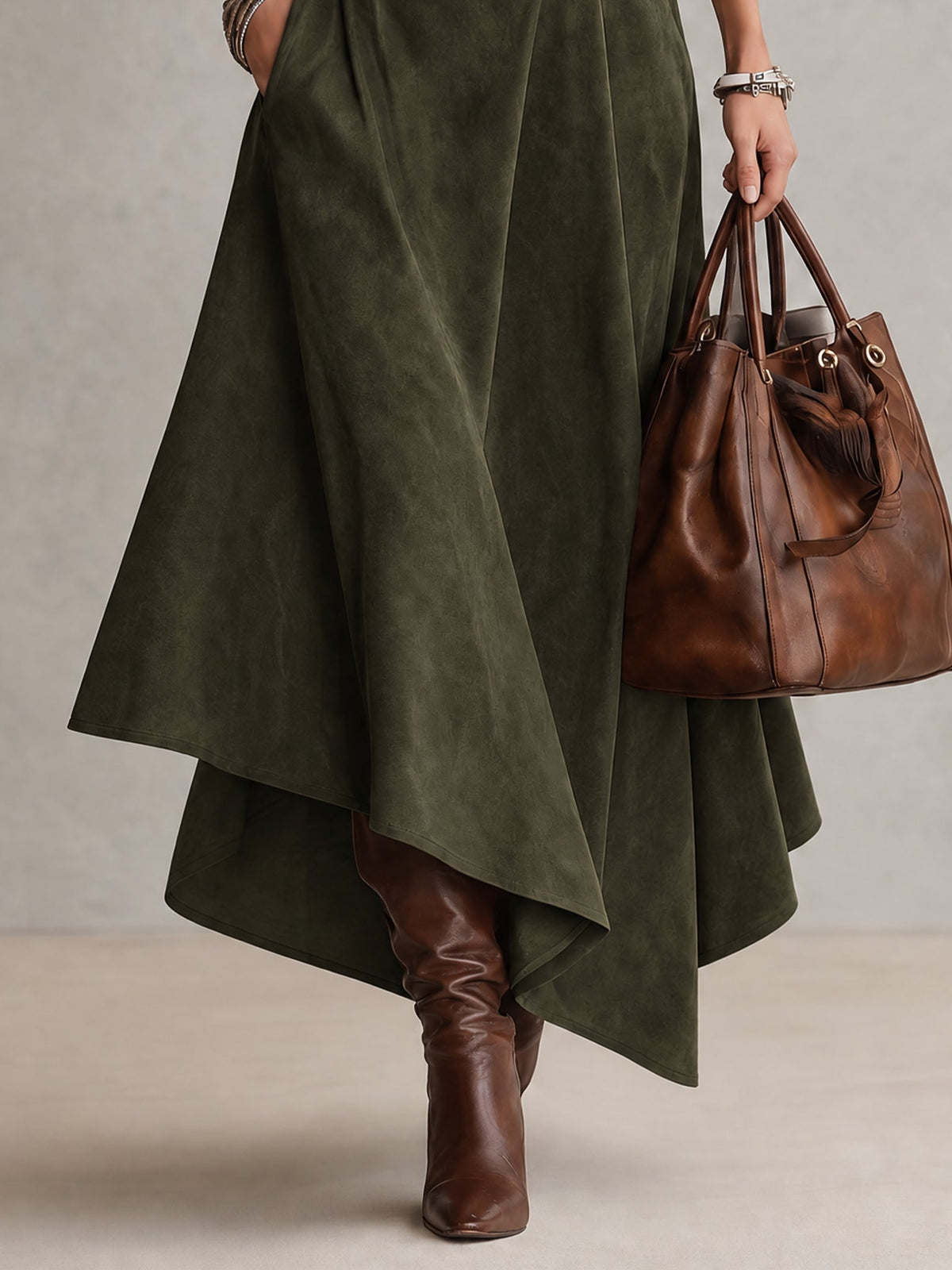 Ensemble composé d'un pull à col roulé extensible vert olive et d'une jupe asymétrique en suédine (avec ceinture)
