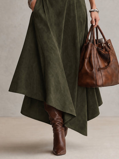 Ensemble composé d'un pull à col roulé extensible vert olive et d'une jupe asymétrique en suédine (avec ceinture)